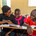 twee kinderen lezen op Primary School in Kenia