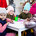 Kinderen kleuren in een Spilno Spot in Kiev