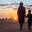 Vluchtelingen wandelen bij zonsondergang