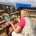 UNICEF medewerker Karin Hulshof met een meisje in Nepal. 