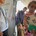 Moeder met kind in een door UNICEF ondersteunde voedingskliniek.