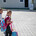 Twee meisjes lopen naar huis na school in Turkije. 