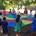 op Bonaire spelen kinderen met een kleurige parachute