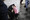 Moeder en kind in een metrostation in Kiev. Veel gezinnen met kinderen zoeken bescherming in de metrostations van de stad. 