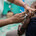 Jamesly krijgt een vaccinatie 
