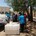 Een UNICEF-team watercontainers uit aan ontheemde gezinnen in Madani, als onderdeel van de noodhulpmaatregelen.